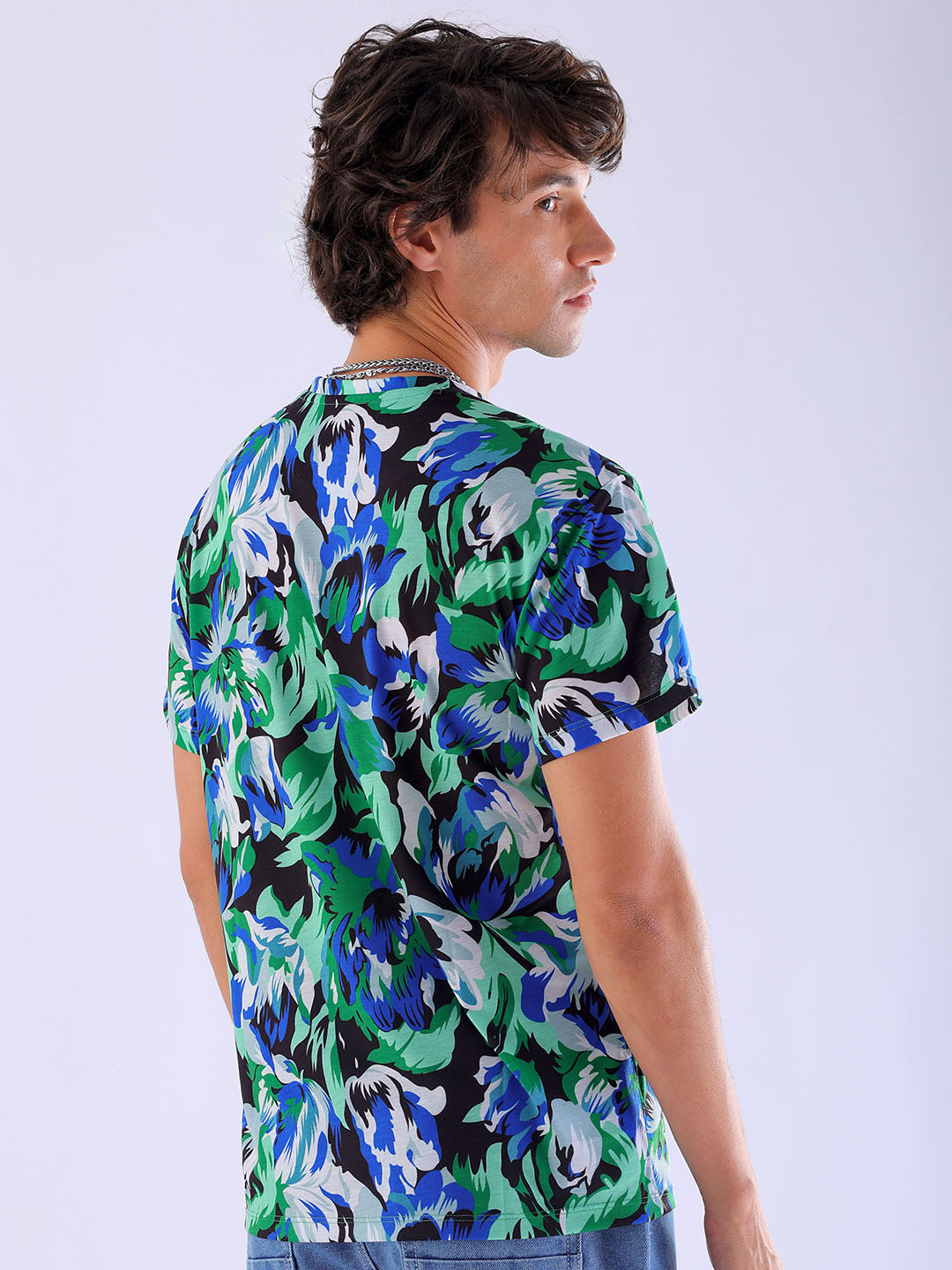 Shop Men's Printed Slim Fit T-Shirt Online.