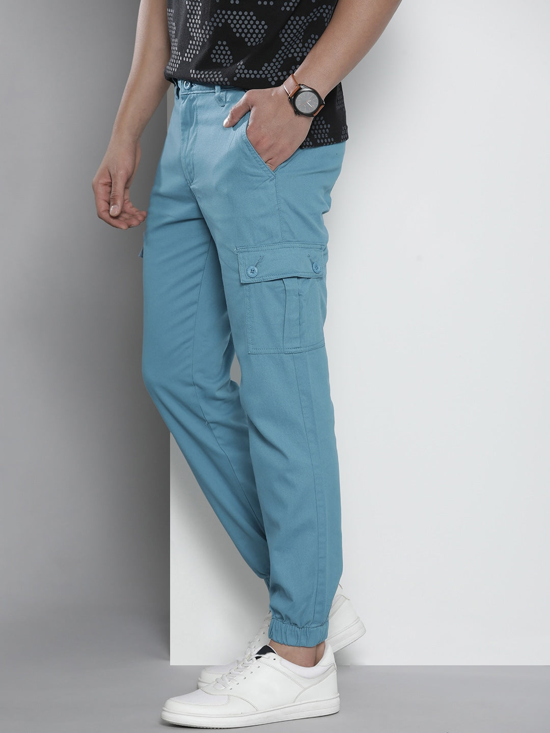 Shop Men Solid Cuffed Cargo Pant Online.
