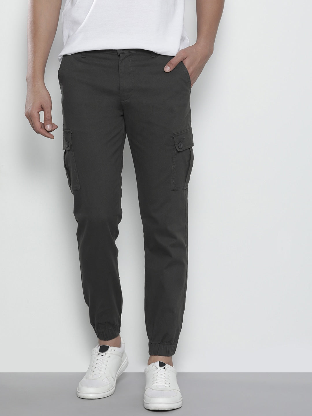 Shop Men Solid Cuffed Cargo Pant Online.
