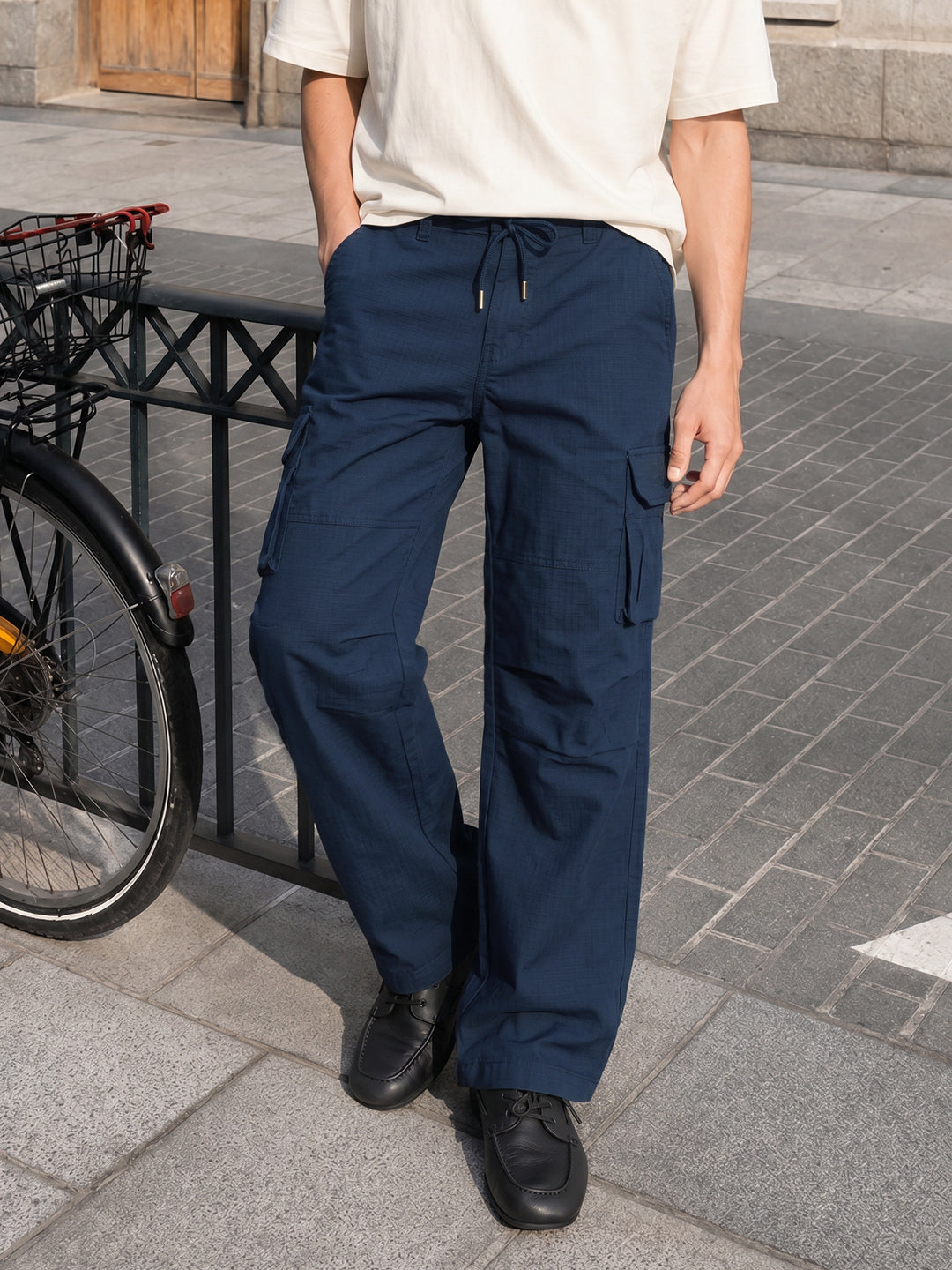 Men's Navy Blue Relaxed Fit Solid Utility Cargos
