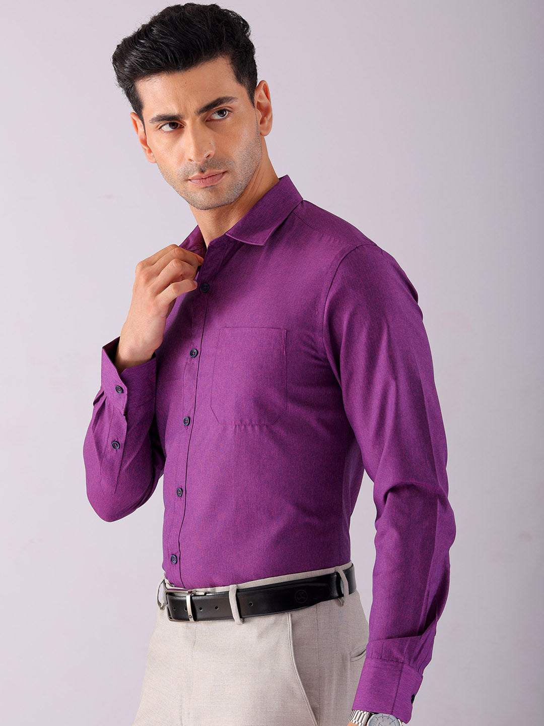 Shop Men's Solid Slim Fit Formal Shirt Online.