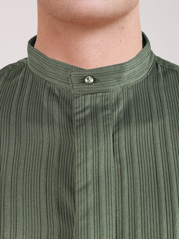 Men's Green Slim Fit Solid Casual Shirt