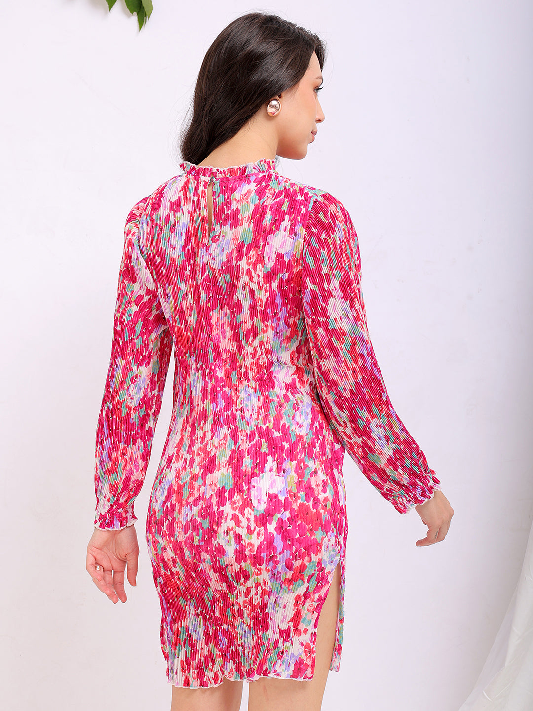 Shop Women's Pink Straight Floral Round Neck Pleated Dress Online.