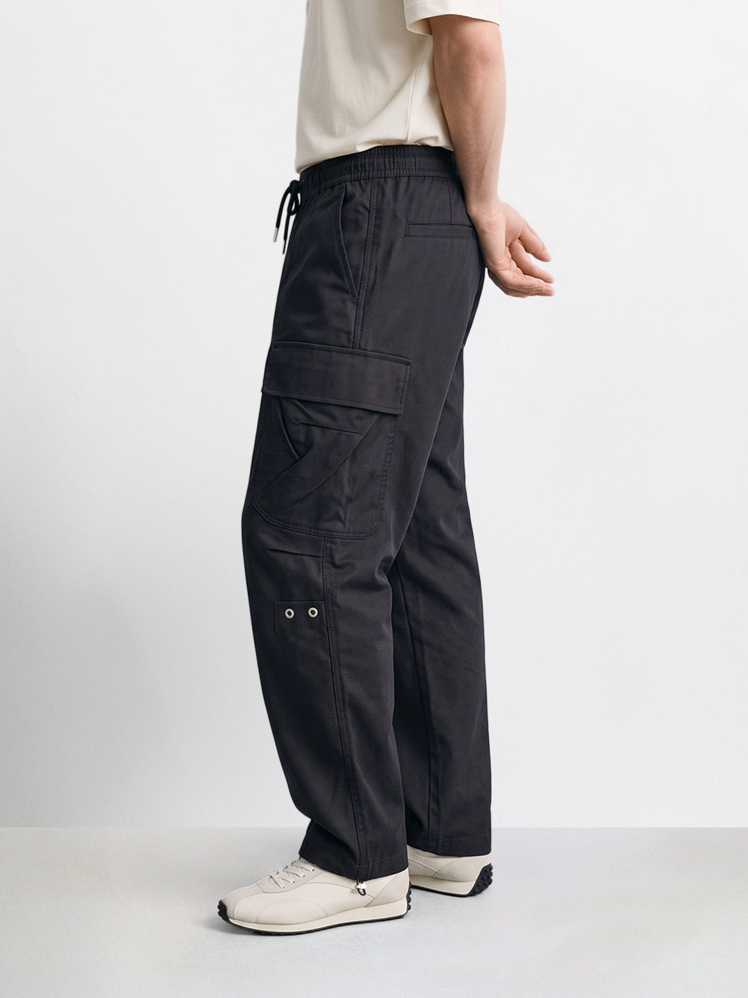 Men's Black Relaxed Fit Solid Utility Cargos