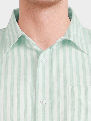 Men's Green Super Relaxed Fit Vertical Stripes Casual Shirt