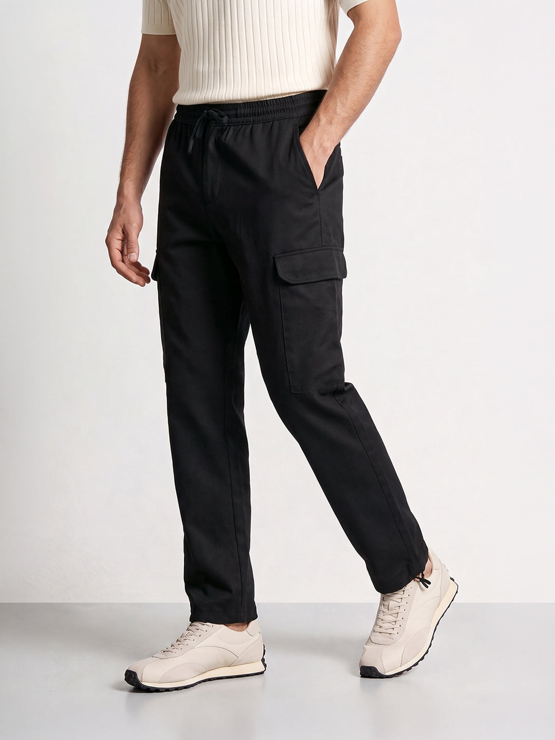 Men's Black Regular Fit Solid Casual Cargo