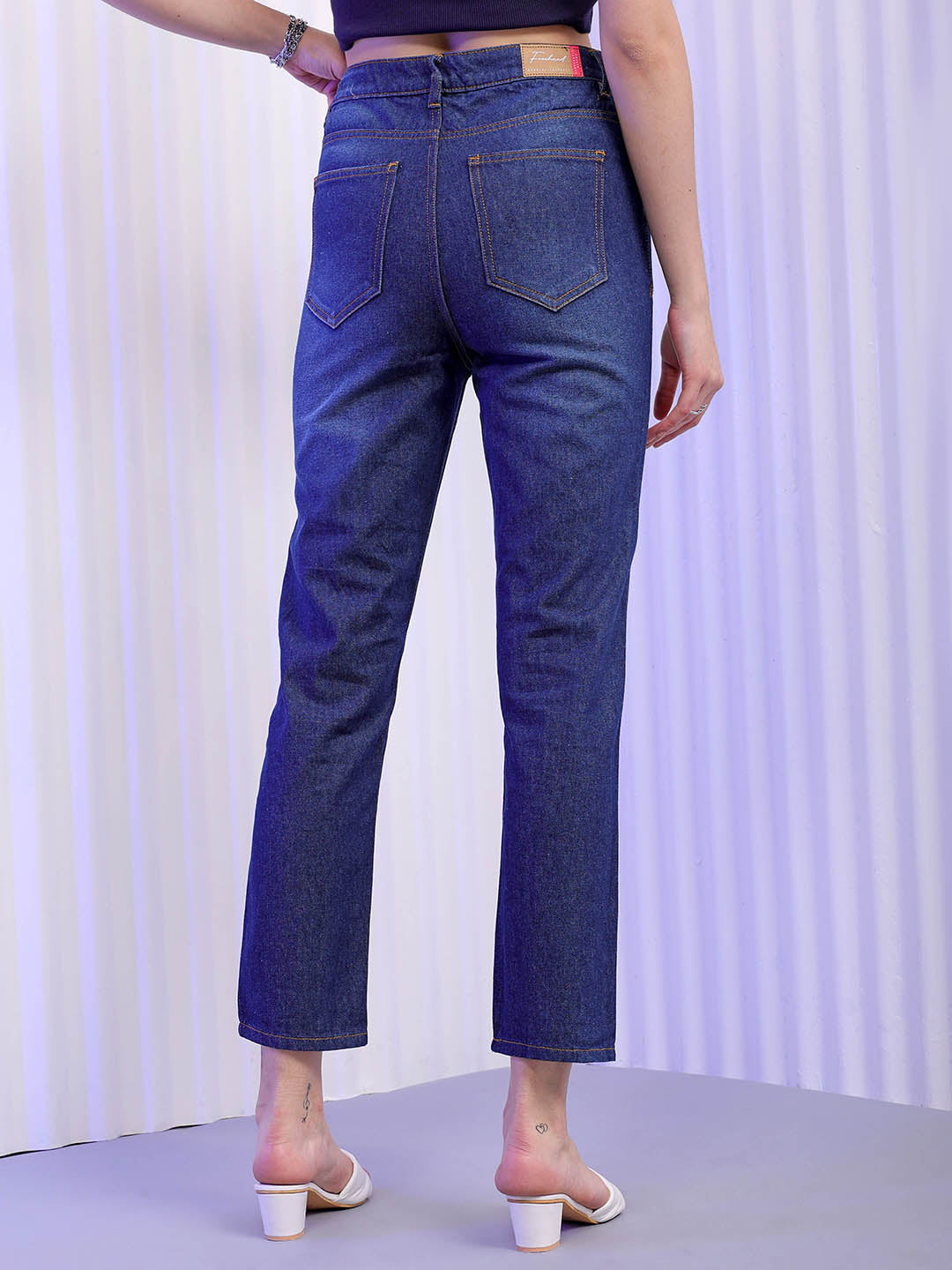 Shop Women Streetstyle Straight Fit Jeans Online.