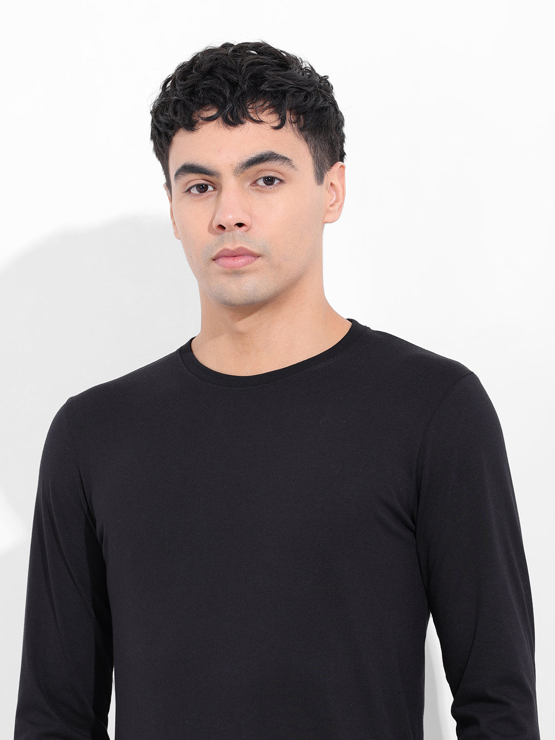Men's Black Slim Fit Solid Round Neck T-shirt