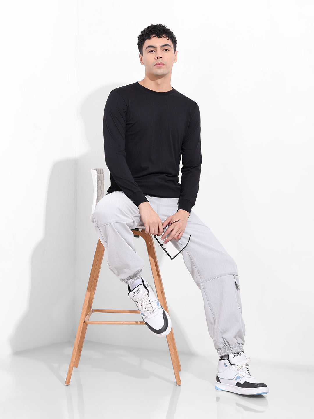 Men's Black Slim Fit Solid Round Neck T-shirt
