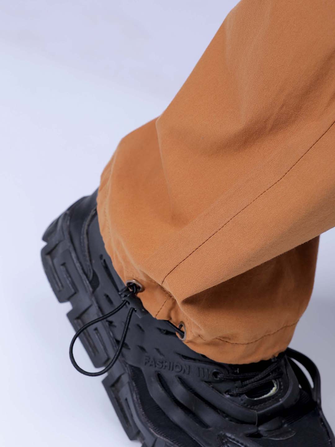 Men's Brown Relaxed Fit Solid Mid-Rise Elasticated Cargos