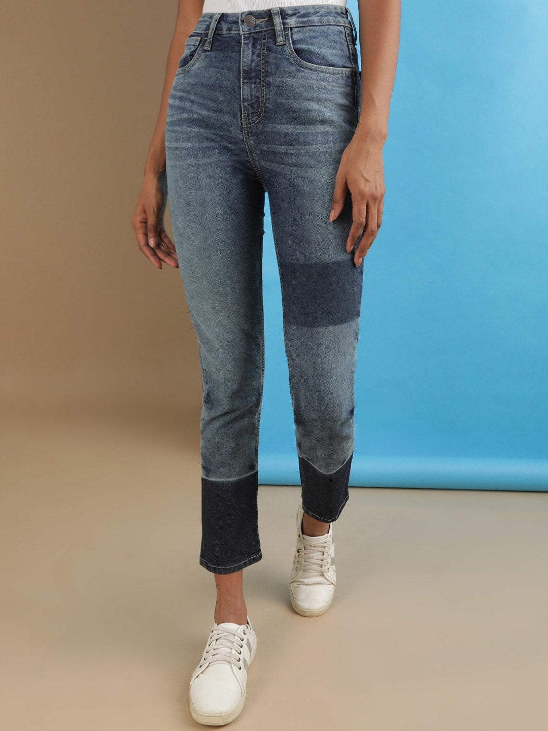 Shop Women Streetstyle Straight Fit Jeans Online.