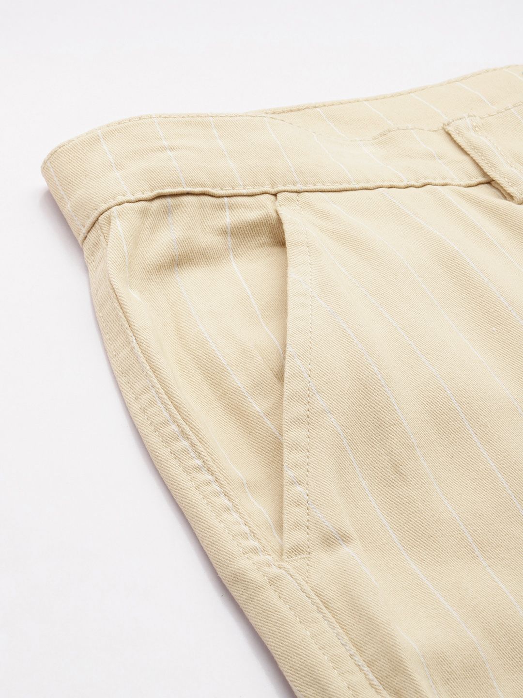 Men's White Relaxed Fit Geometric Print Cargos