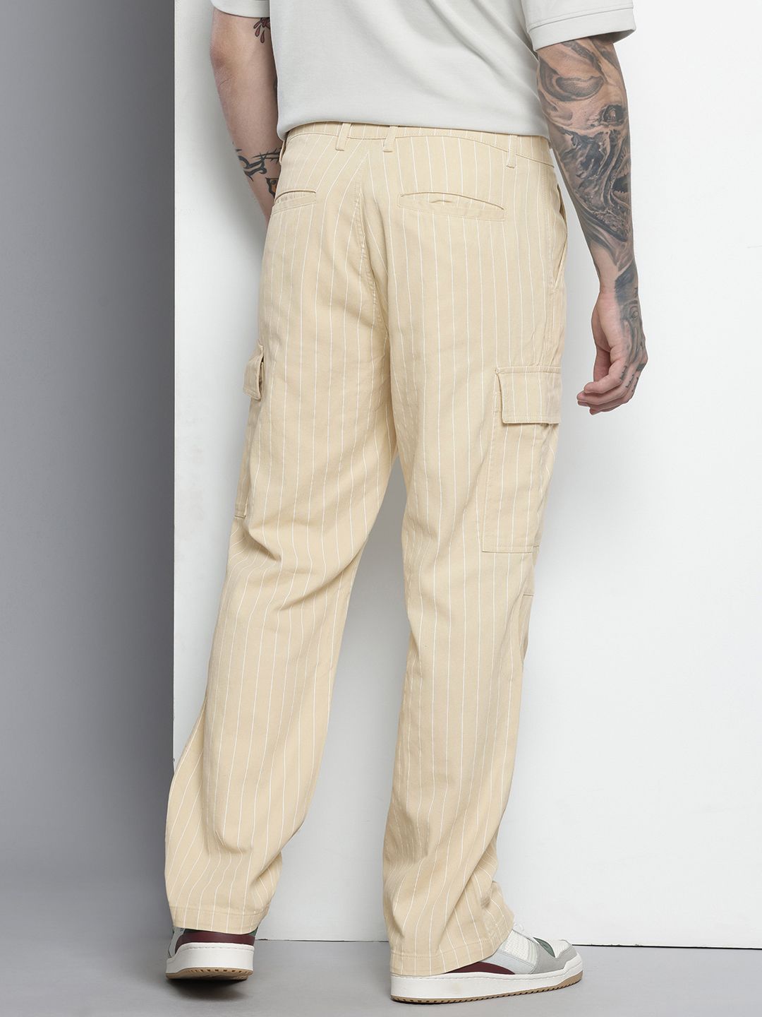 Men's White Relaxed Fit Geometric Print Cargos