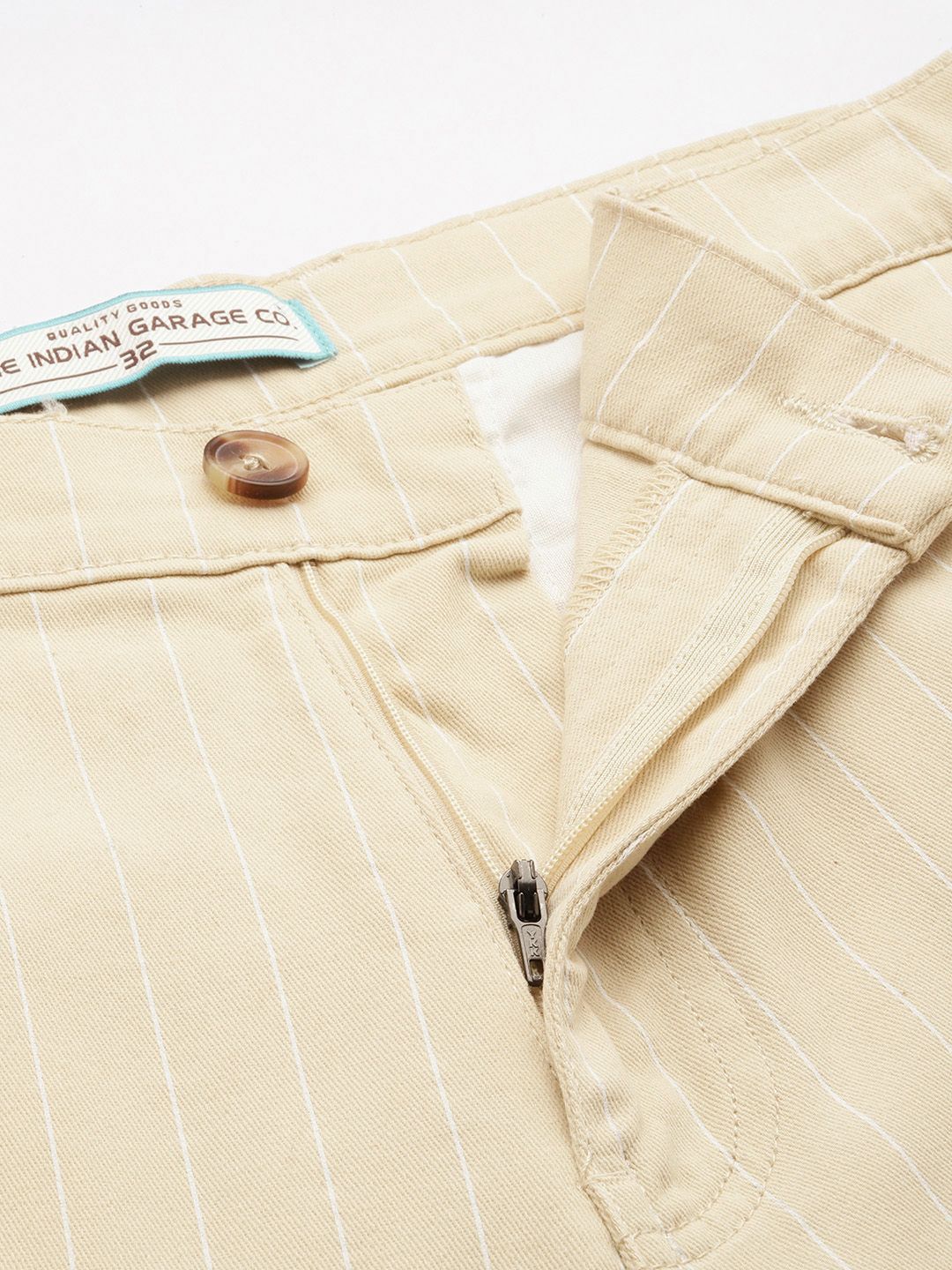 Men's White Relaxed Fit Geometric Print Cargos