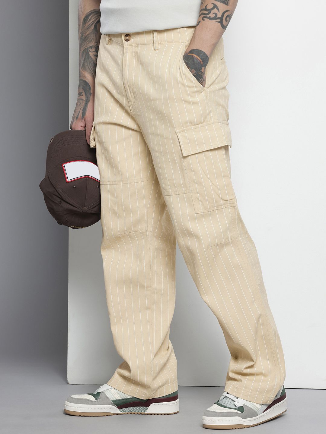 Men's White Relaxed Fit Geometric Print Cargos
