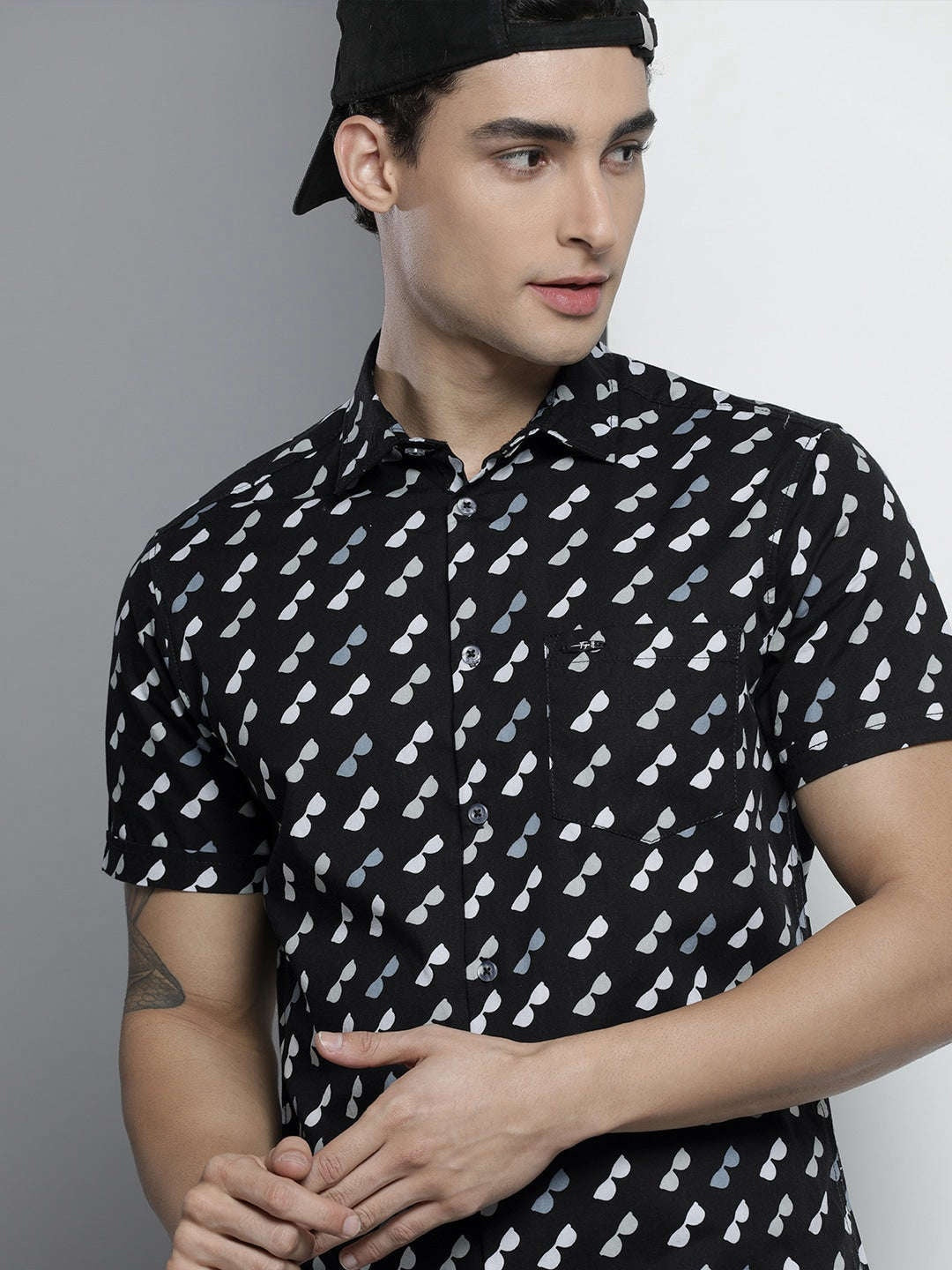 Men's Black Slim Fit Printed Resort Wear Shirt