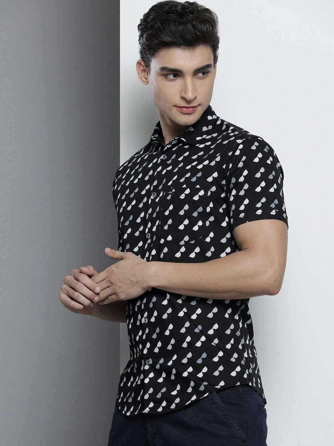 Men's Black Slim Fit Printed Resort Wear Shirt