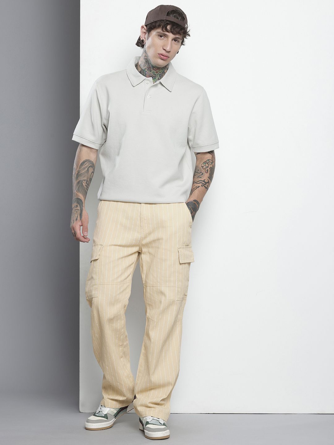 Men's White Relaxed Fit Geometric Print Cargos