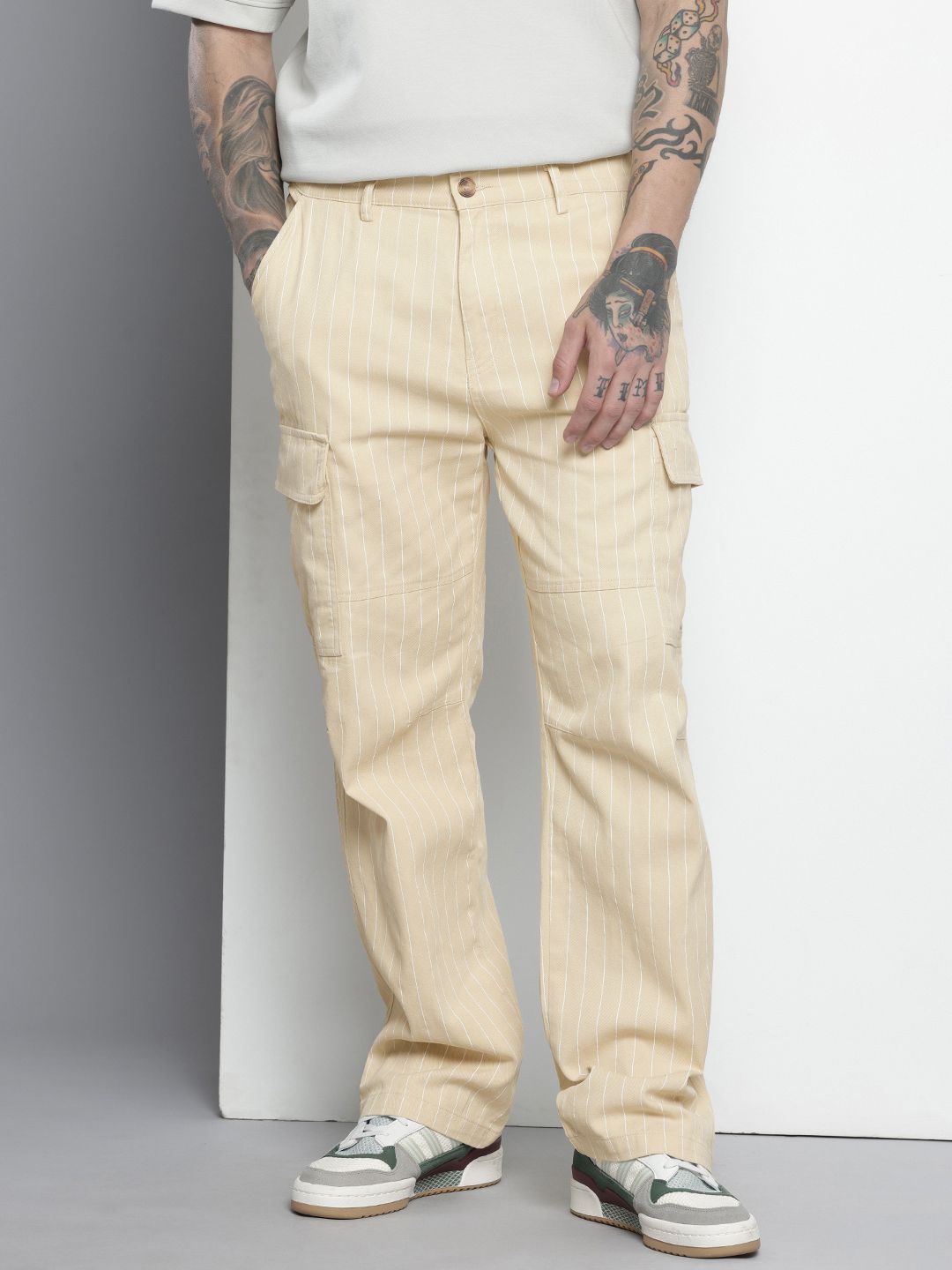 Men's White Relaxed Fit Geometric Print Cargos