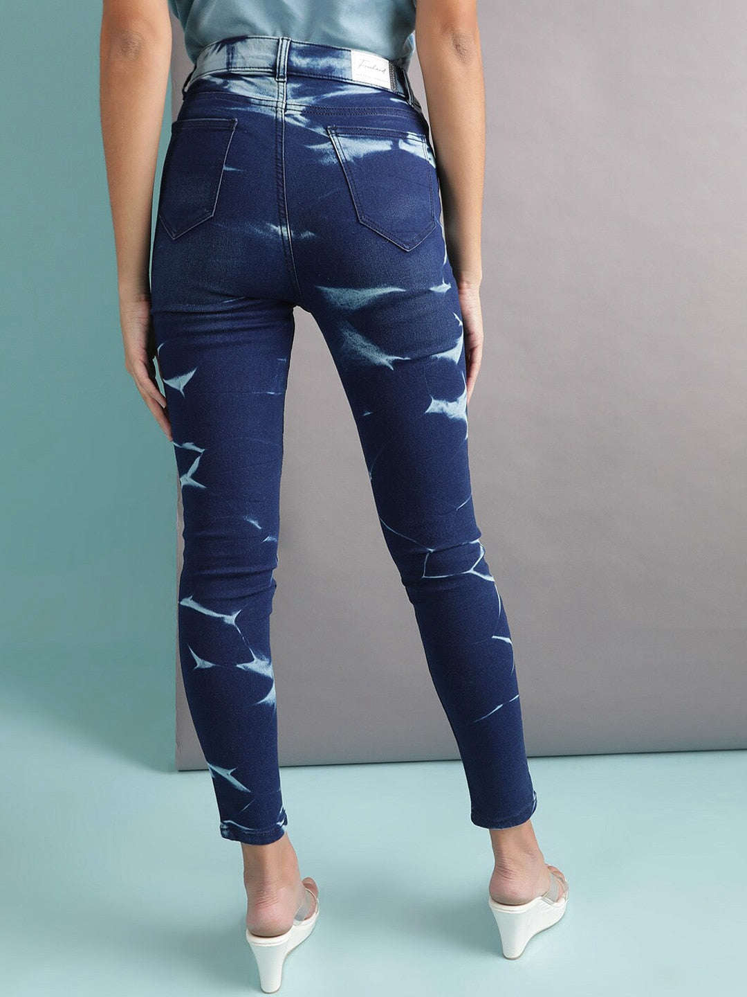 Shop Women Skinny Fit Denim Jeans With Tying Online.