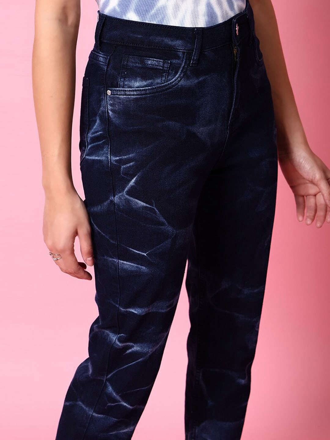 Shop Women Dark Wash Straight Fit Denim Jeans Online.