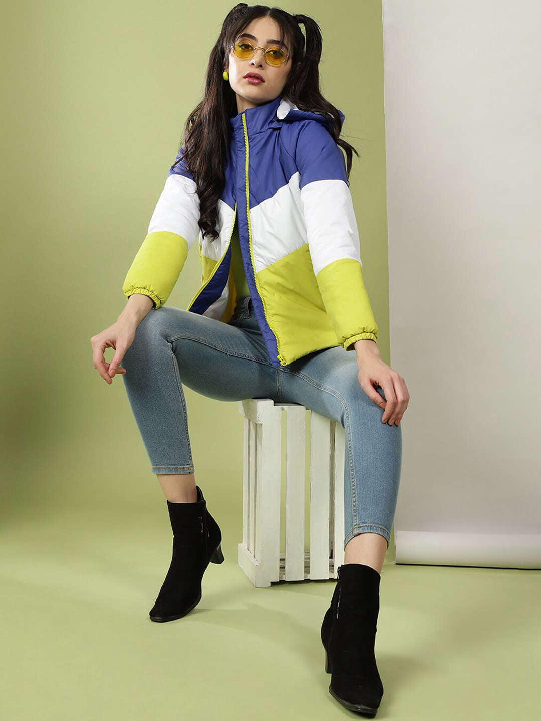 Shop Women Colorblock Detachable Hood Jacket Online.