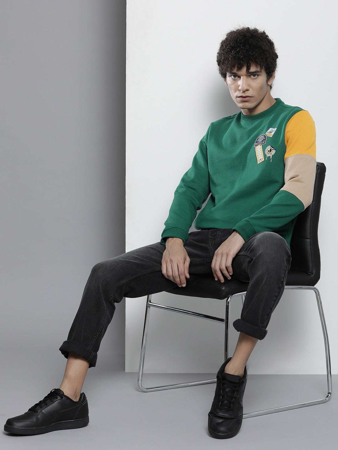 Shop Men's Colourblocked Regular Fit Sweatshirt Online.