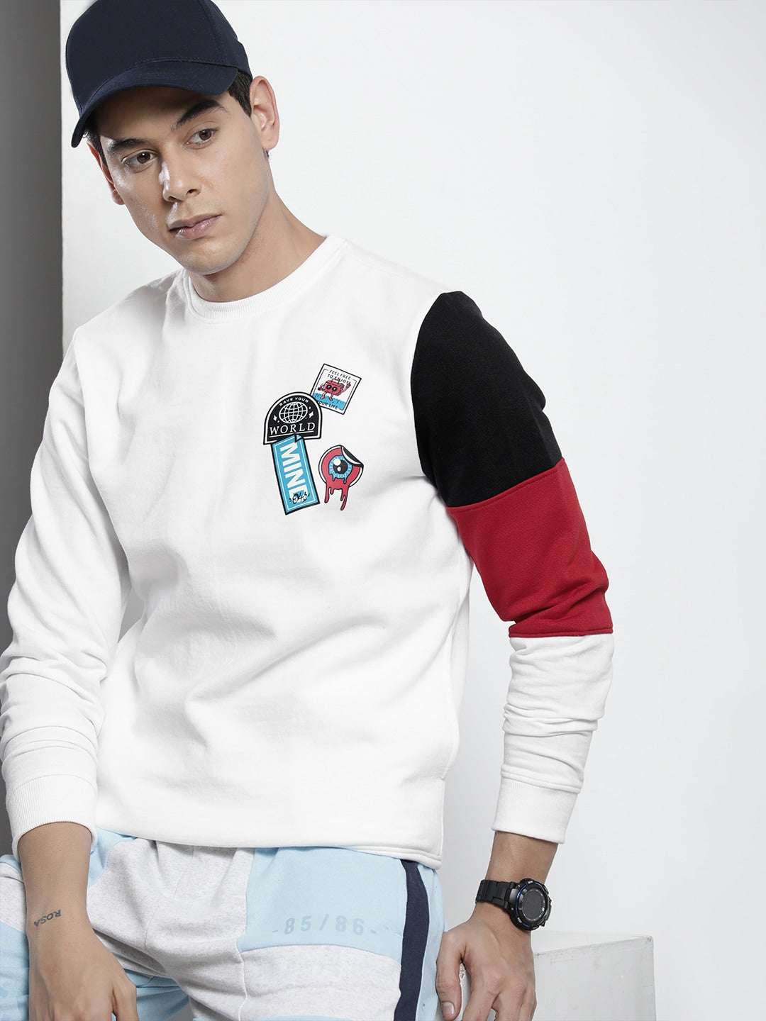 Shop Men's Colourblocked Regular Fit Sweatshirt Online.