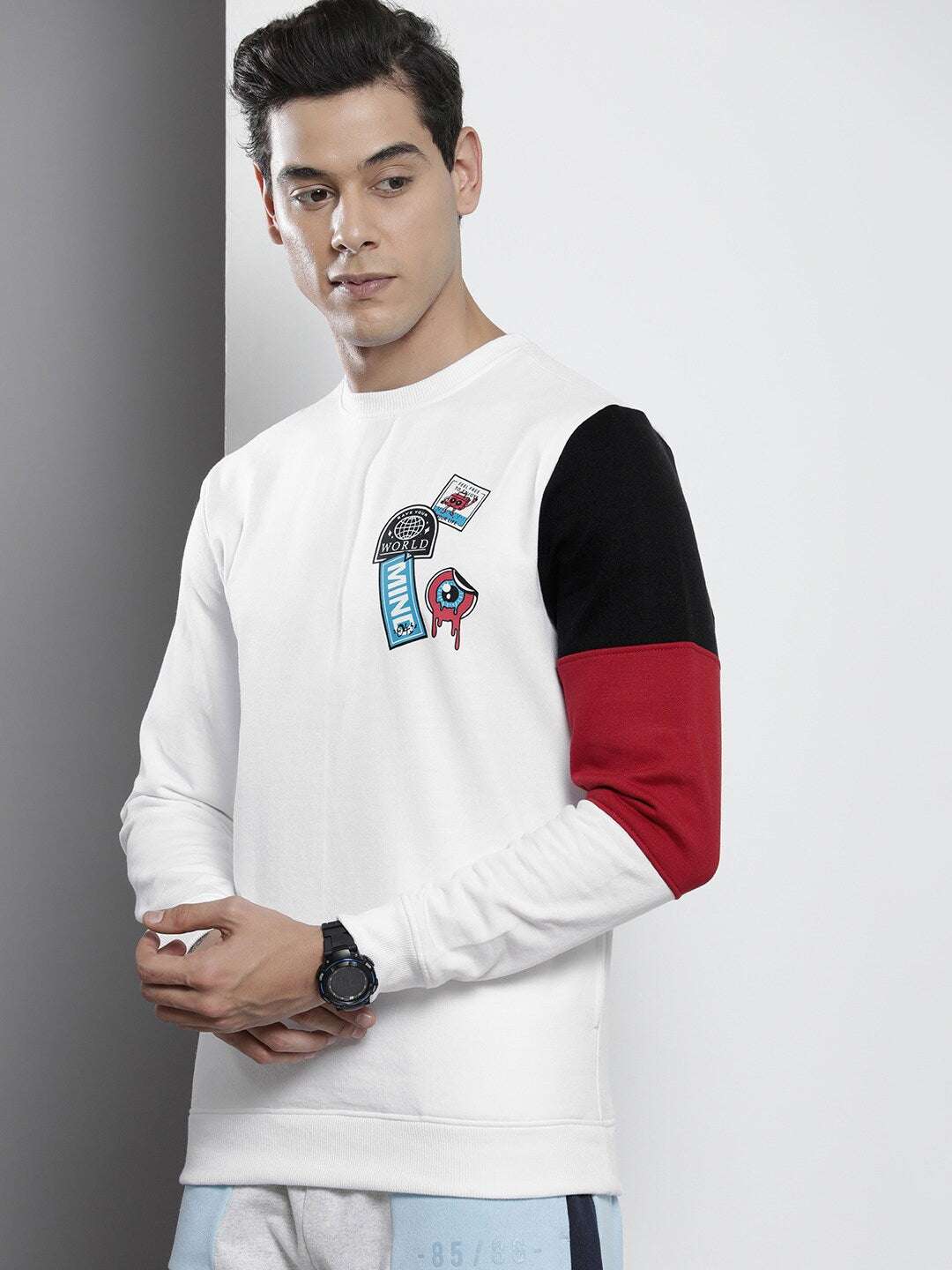 Shop Men's Colourblocked Regular Fit Sweatshirt Online.