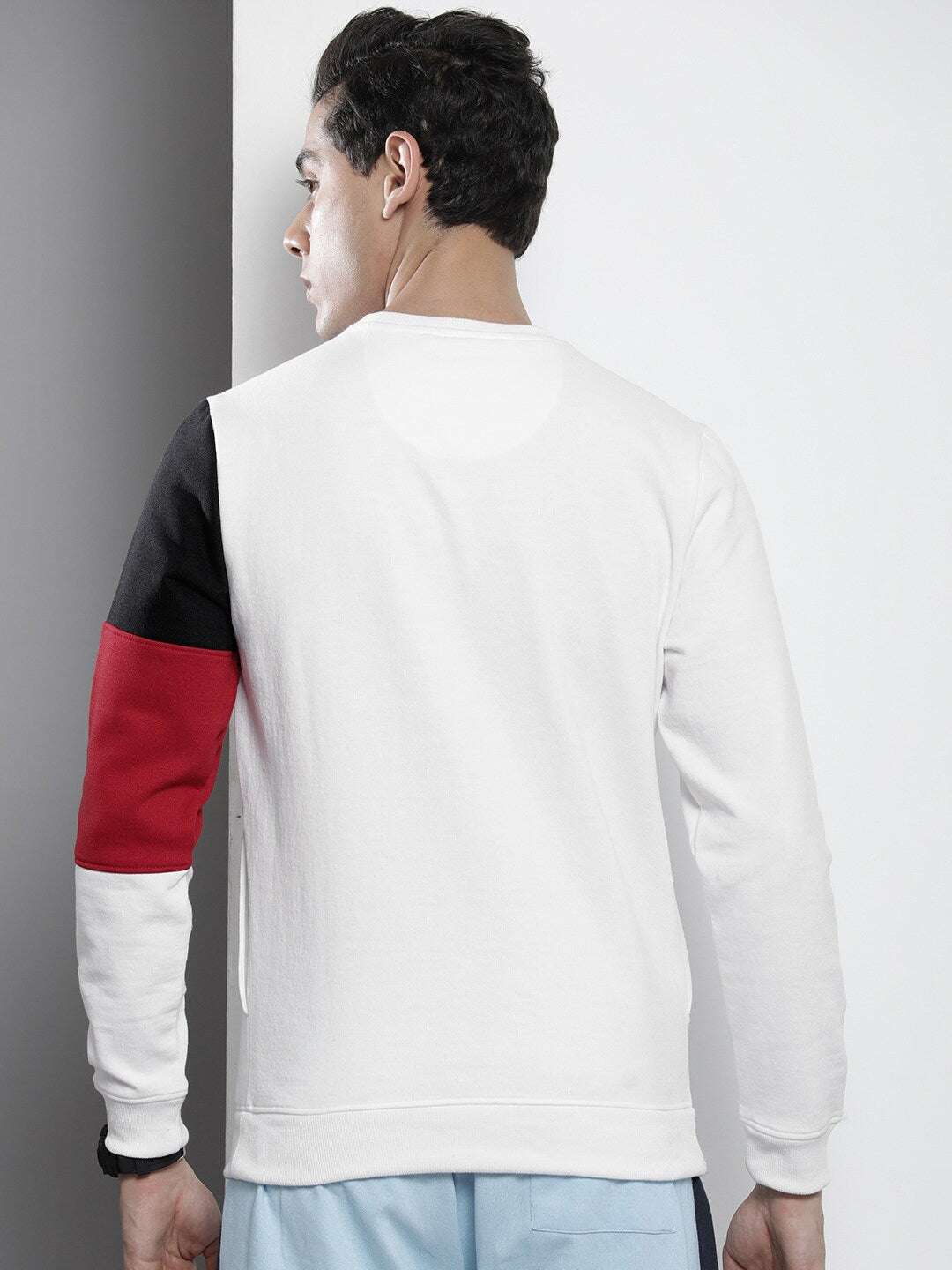 Shop Men's Colourblocked Regular Fit Sweatshirt Online.