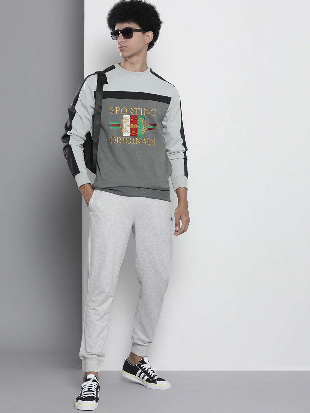 Shop Men's Colourblocked Regular Fit Sweatshirt Online.