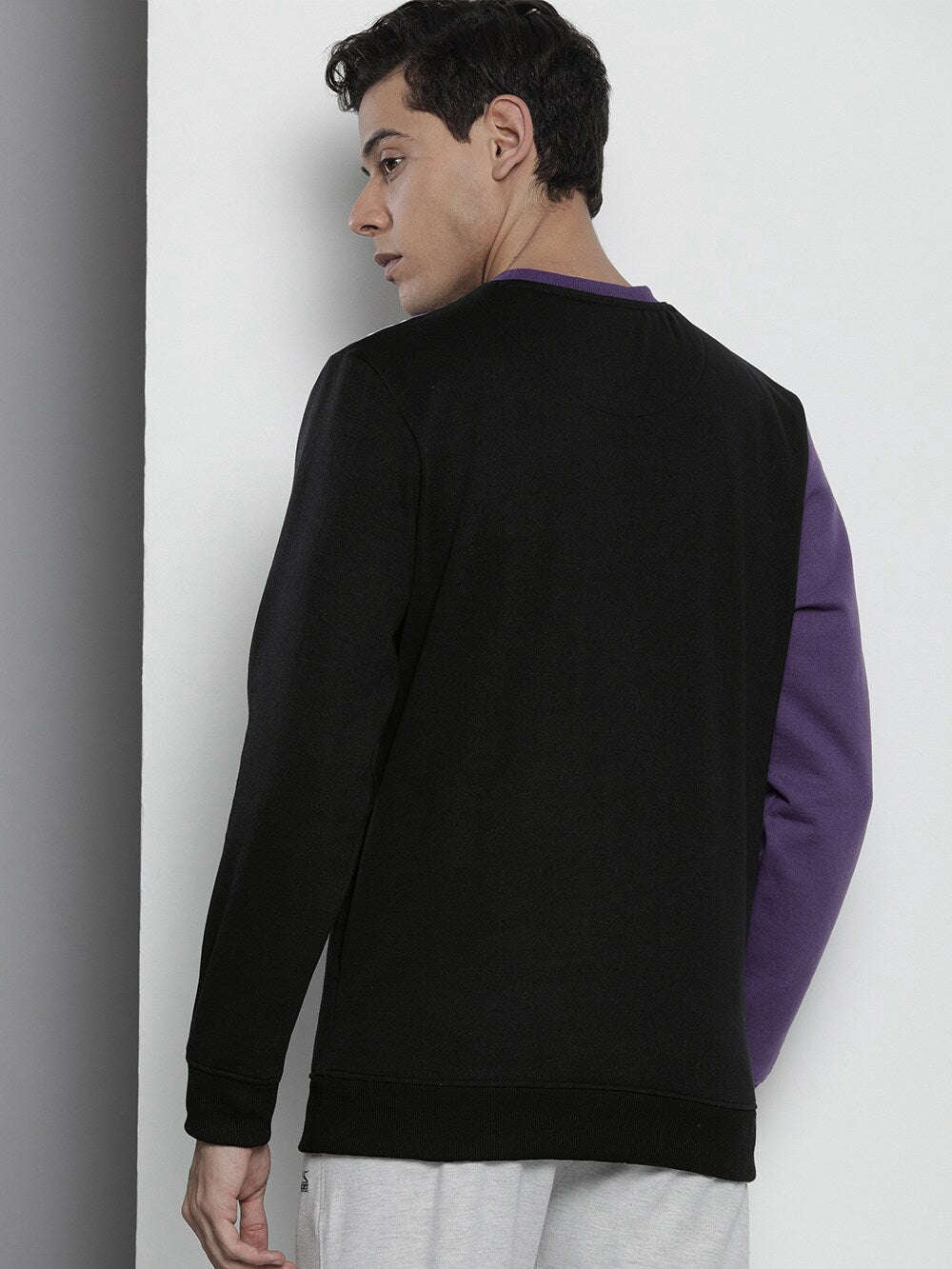 Shop Men's Colourblocked Regular Fit Sweatshirt Online.