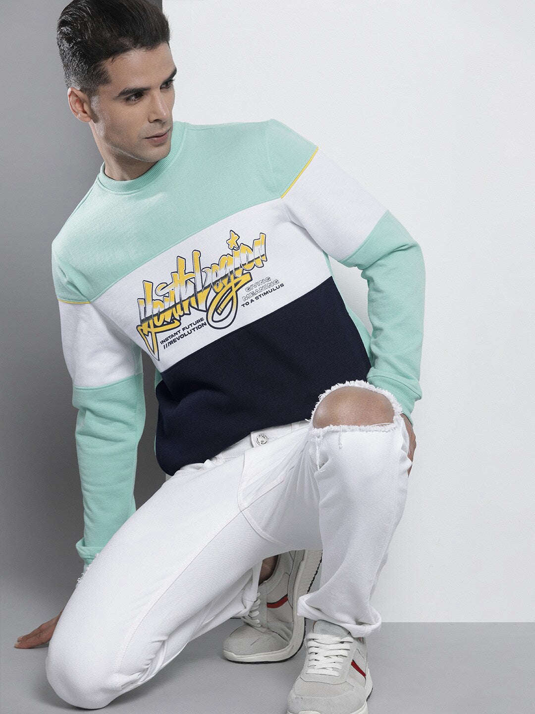 Shop Men's Colourblocked Regular Fit Sweatshirt Online.