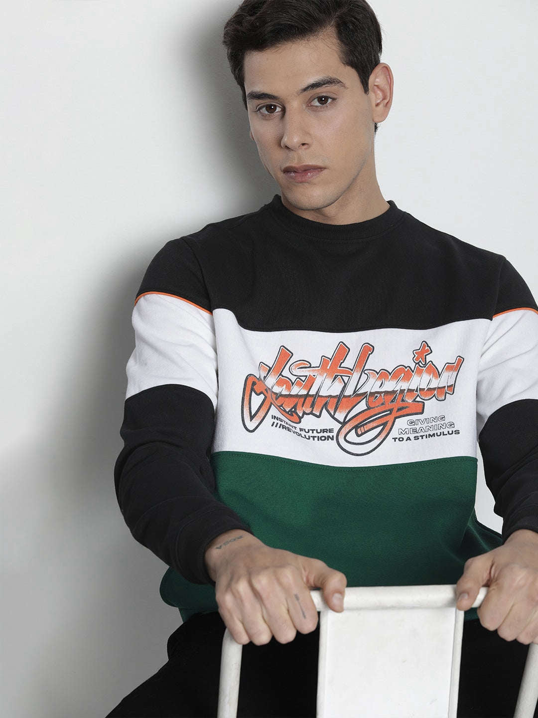 Shop Men's Colourblocked Regular Fit Sweatshirt Online.