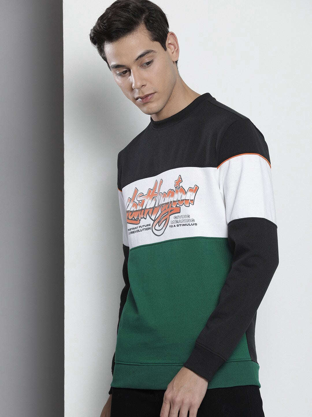 Shop Men's Colourblocked Regular Fit Sweatshirt Online.