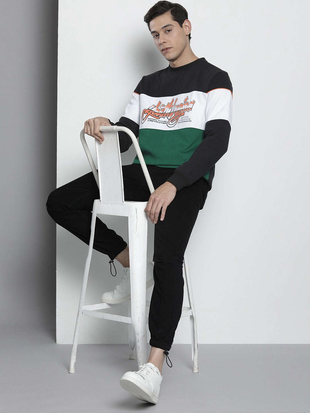 Shop Men's Colourblocked Regular Fit Sweatshirt Online.