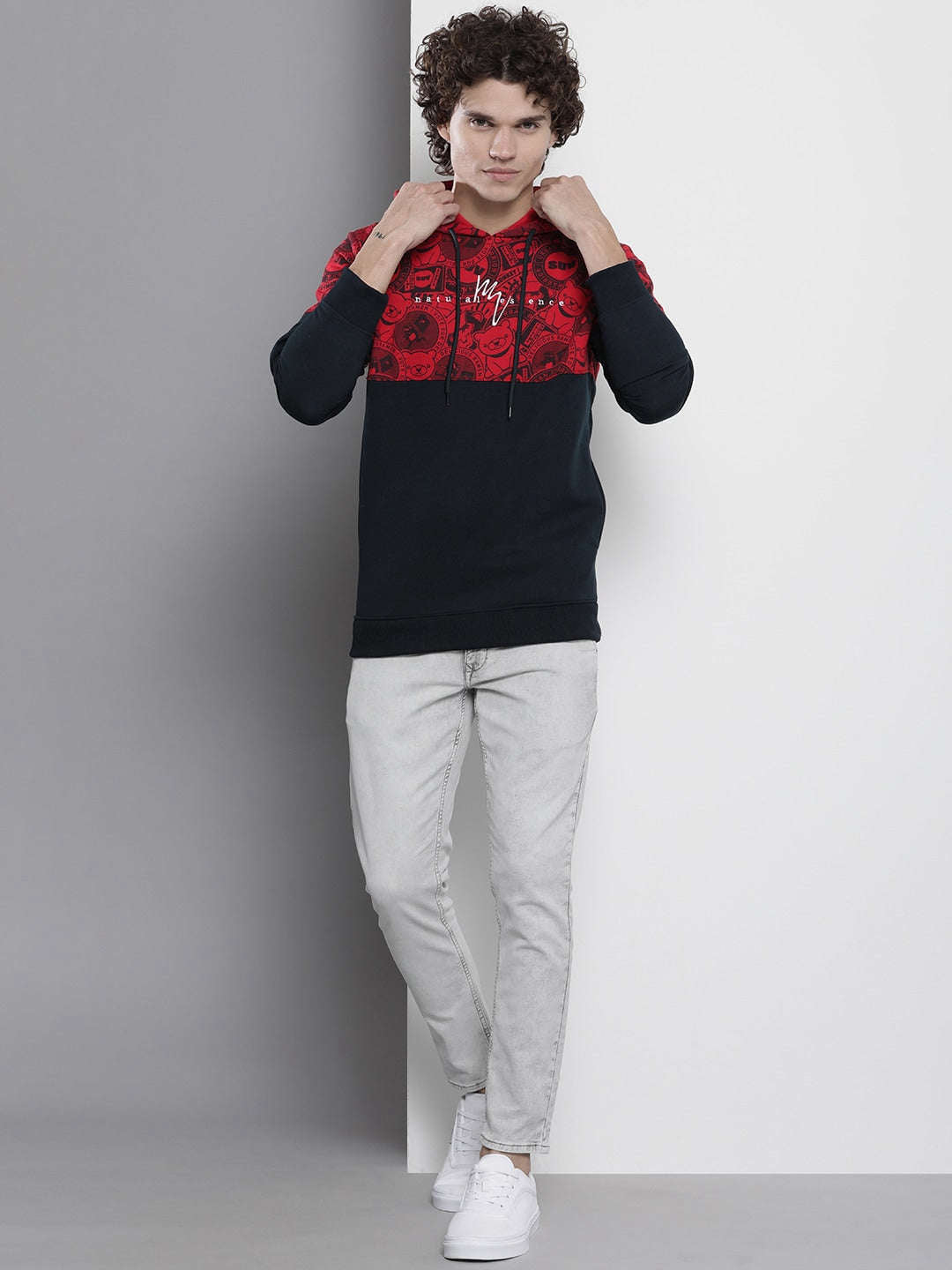 Shop Men's Colourblocked Regular Fit Sweatshirt Online.