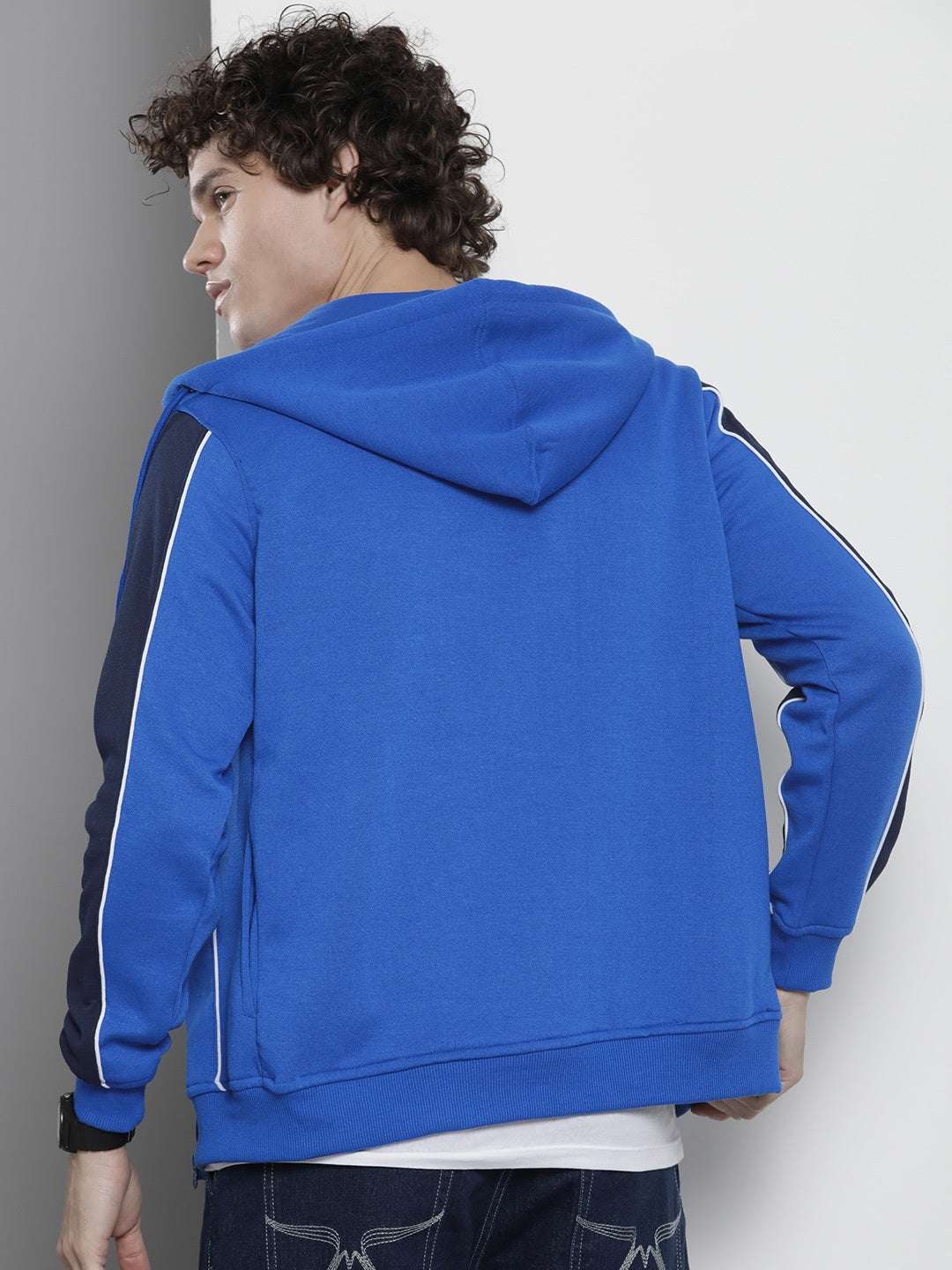 Shop Men's Colourblocked Regular Fit Sweatshirt Online.