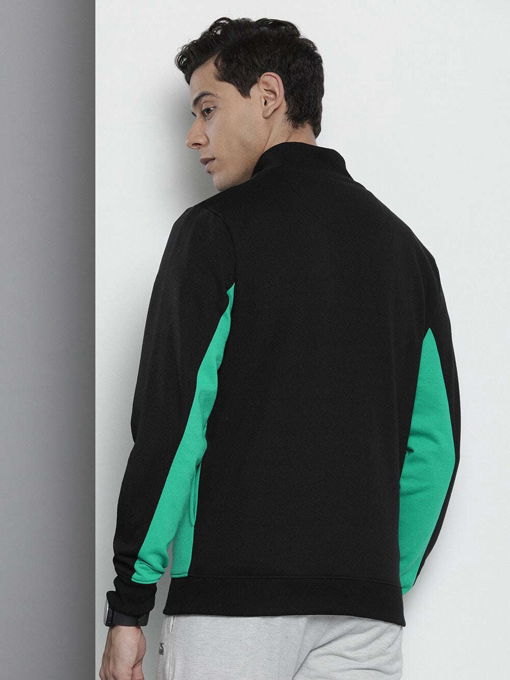 Shop Men's Colourblocked Regular Fit Sweatshirt Online.