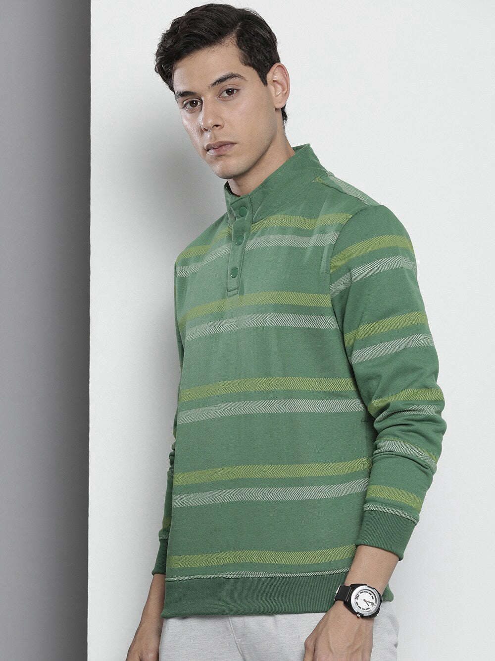 Shop Men's Striped Regular Fit Sweatshirt Online.