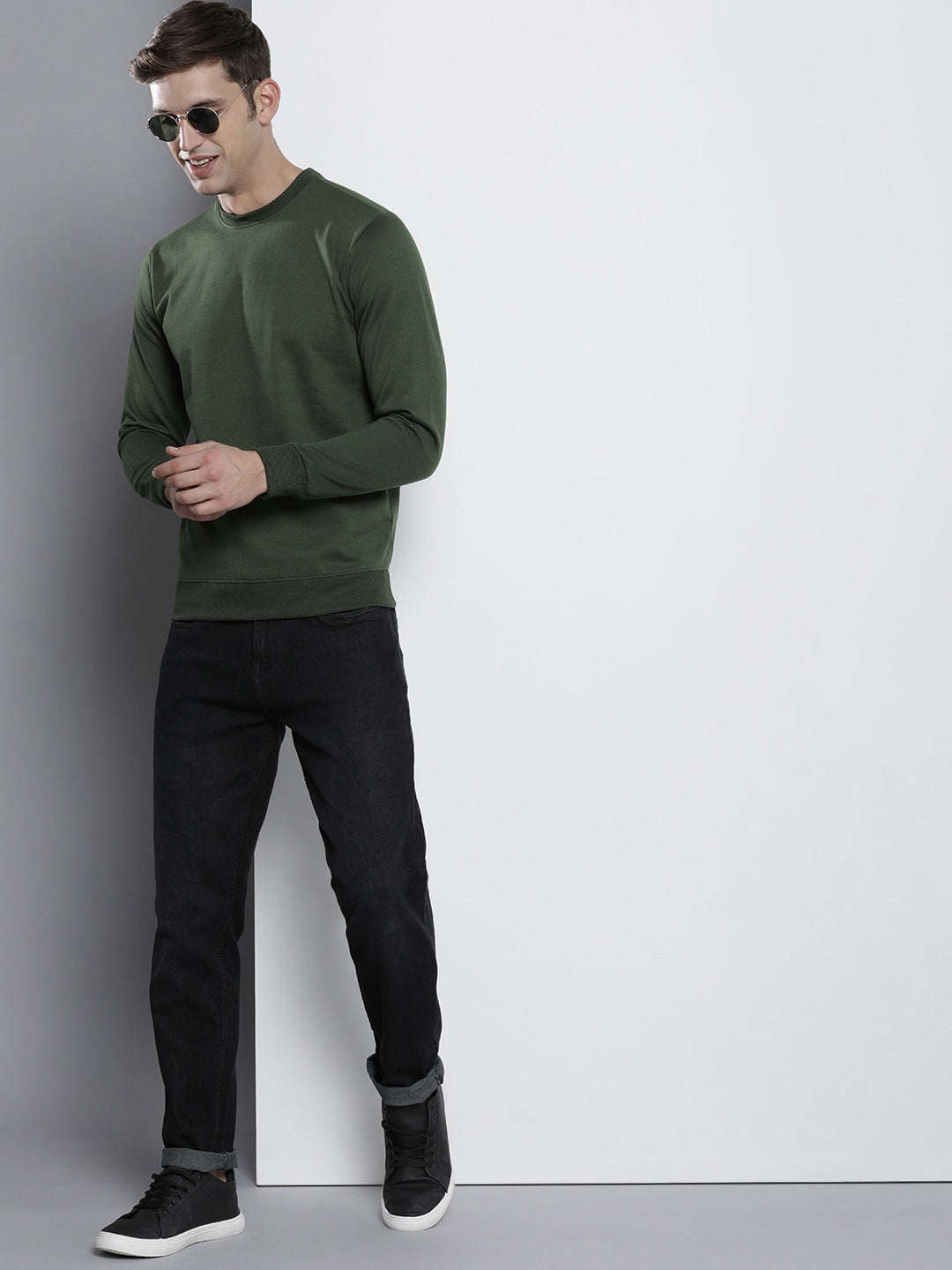 Shop Men's Solid Regular Fit Sweatshirt Online.