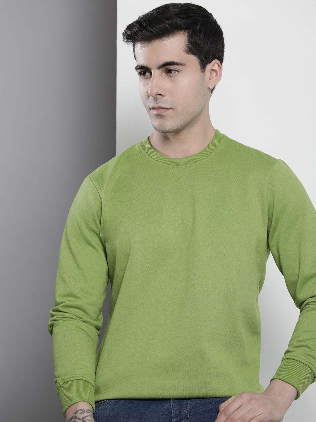 Shop Men's Solid Regular Fit Sweatshirt Online.