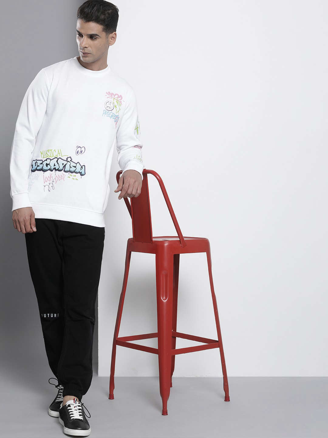 Shop Men's Printed Regular Fit Sweatshirt Online.