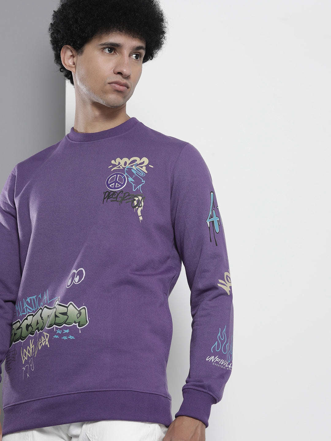 Shop Men's Printed Regular Fit Sweatshirt Online.