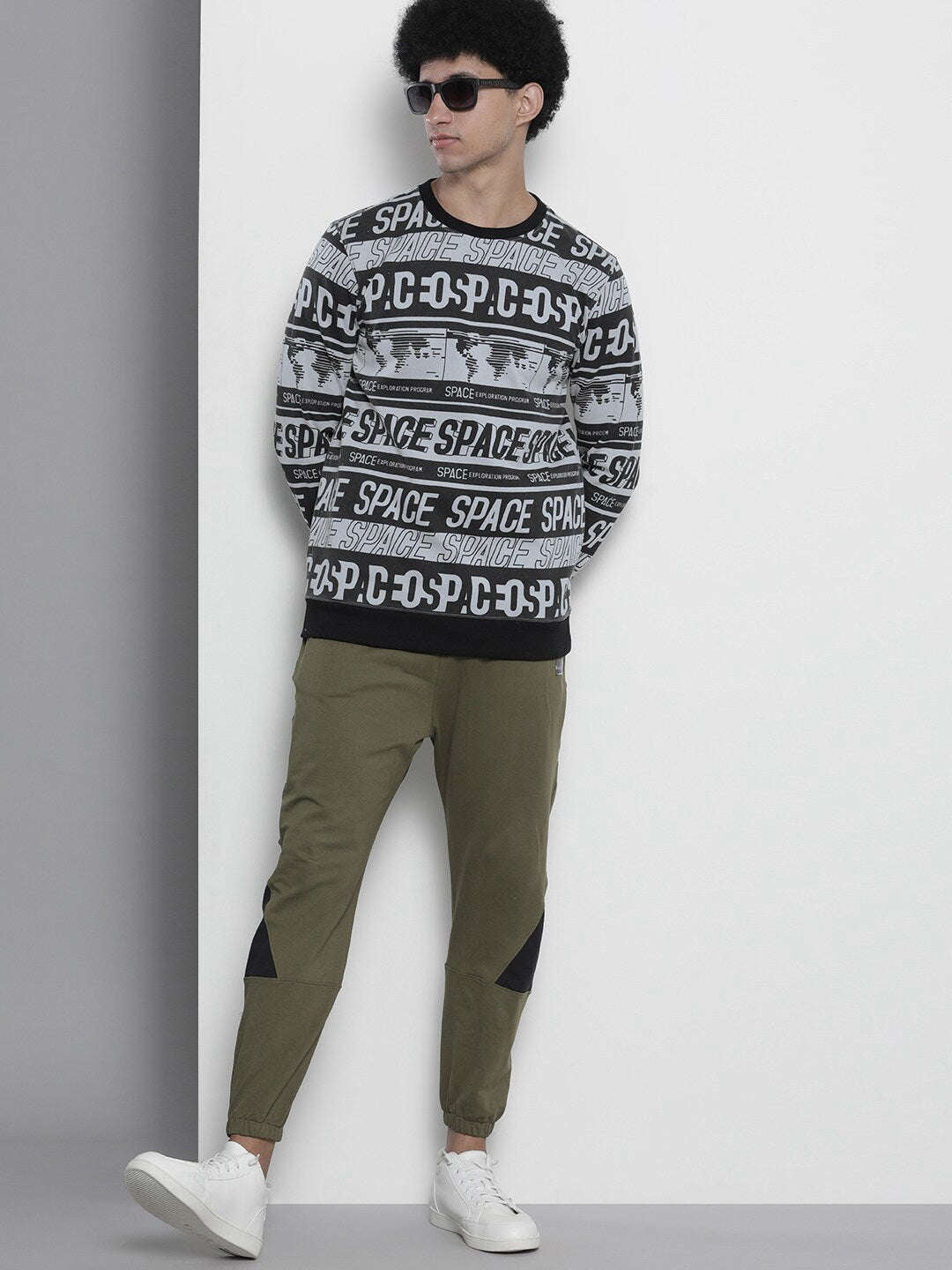 Shop Men's Printed Regular Fit Sweatshirt Online.