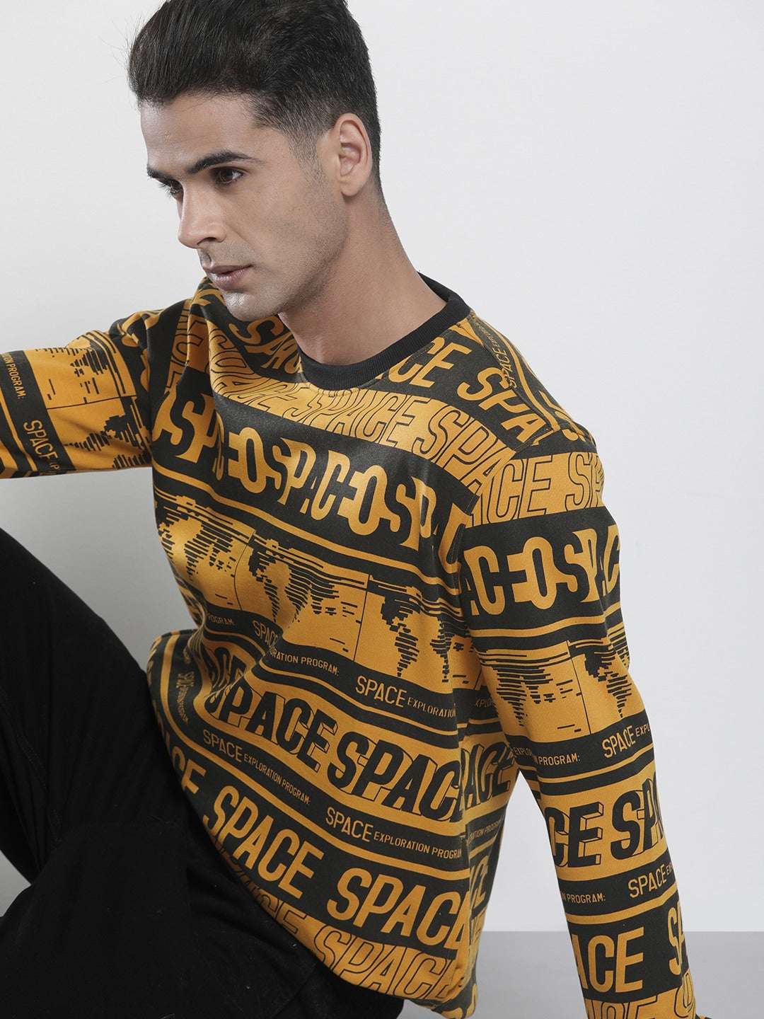 Shop Men's Printed Regular Fit Sweatshirt Online.