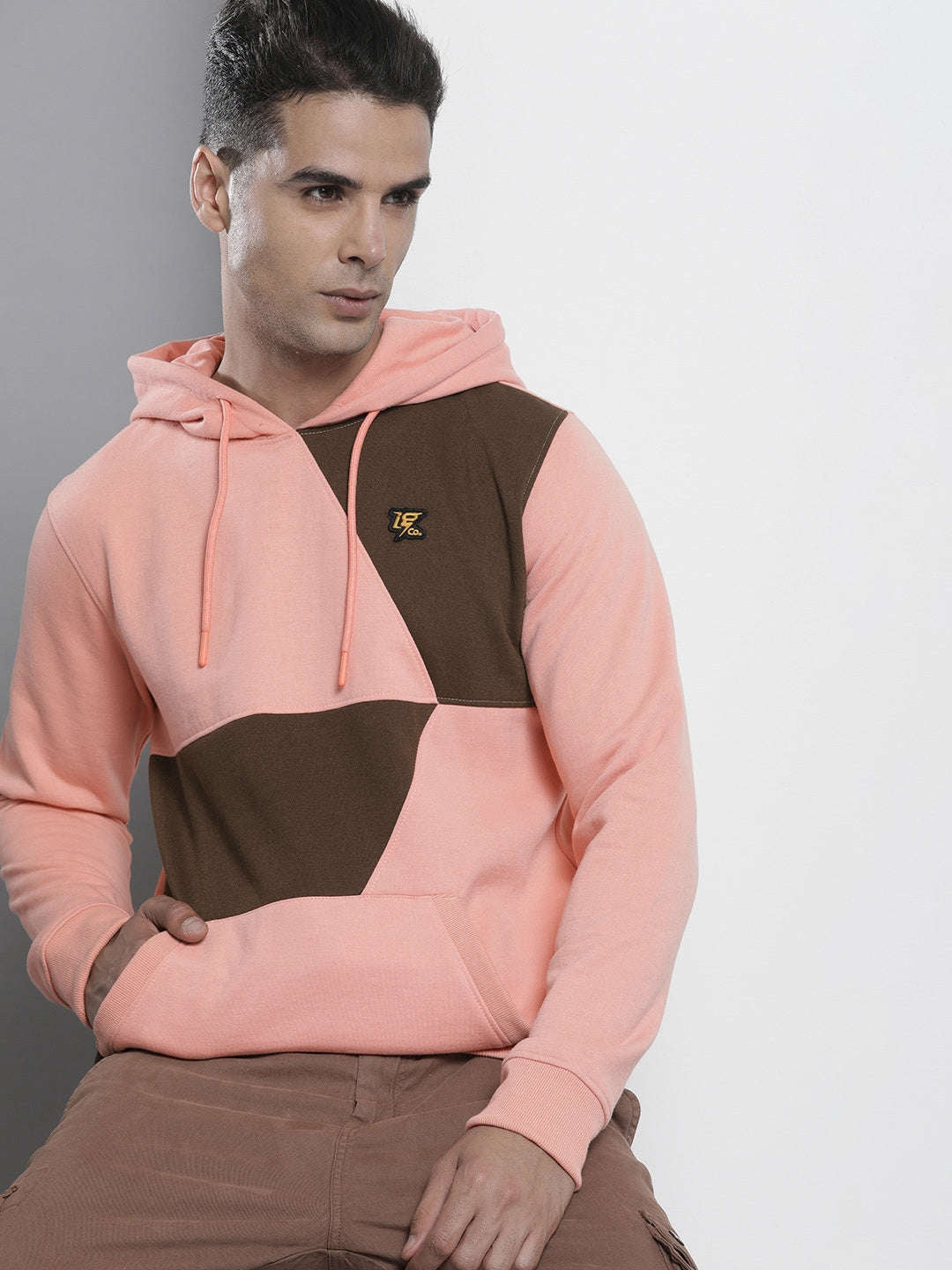 Shop Men's Colourblocked Regular Fit Sweatshirt Online.