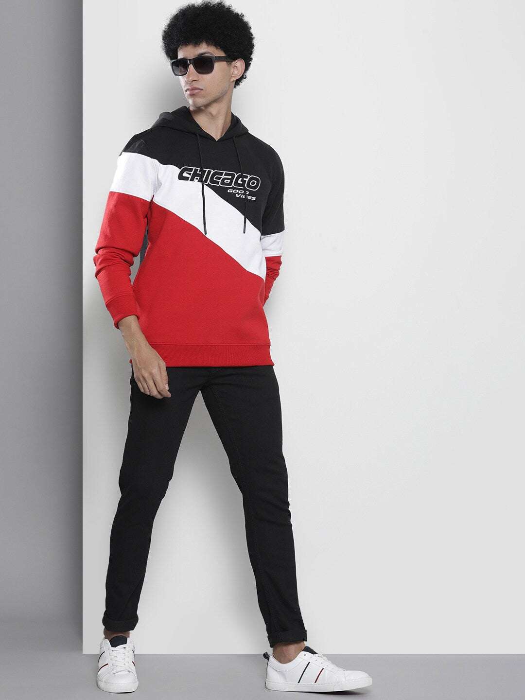 Shop Men's Colourblocked Regular Fit Sweatshirt Online.