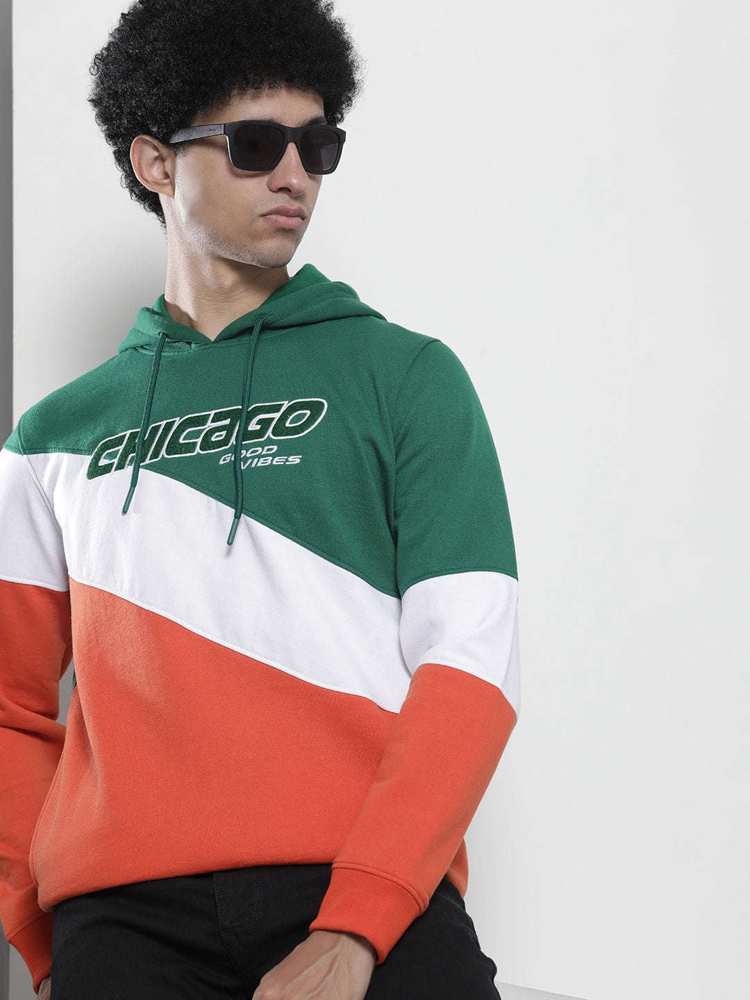 Shop Men's Colourblocked Regular Fit Sweatshirt Online.