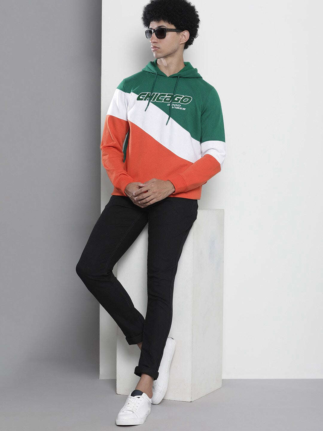 Shop Men's Colourblocked Regular Fit Sweatshirt Online.